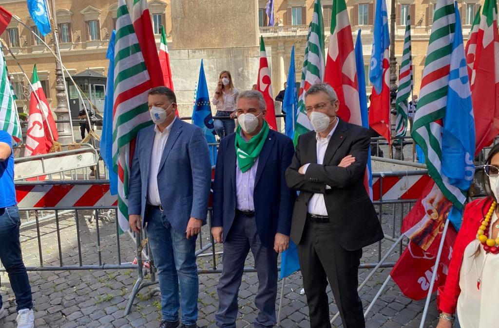 Manifestazione Cgil, Cisl, Uil a Piazza Montecitorio. Sbarra: “Il Paese riparte solo con il lavoro stabile ed in assoluta sicurezza”