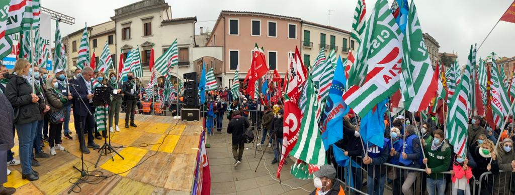 Mobilitazione Cgil Cisl Uil a Mestre. Sbarra: “Dalla piazza un messaggio positivo ma intransigente che invoca lavoro, sviluppo e coesione sociale”