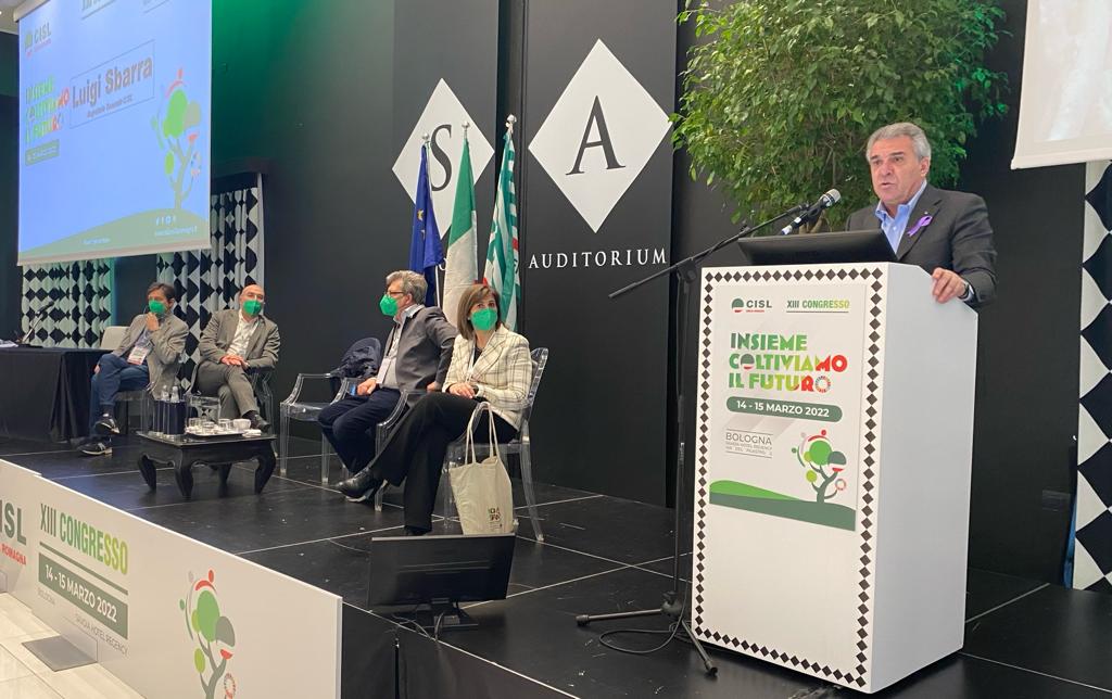 Carburanti. Sbarra al Congresso della Cisl Emilia Romagna: “Famiglie e lavoratori pesantemente colpiti dagli aumenti. Abbattere le accise e tassare extra profitti delle imprese energetiche”