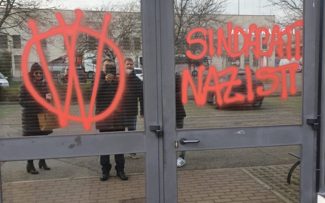 No vax. Cgil Cisl Uil: “Gravi ed inquietanti le scritte comparse sulle porte d’ingresso delle sedi sindacali di Reggio Emilia”