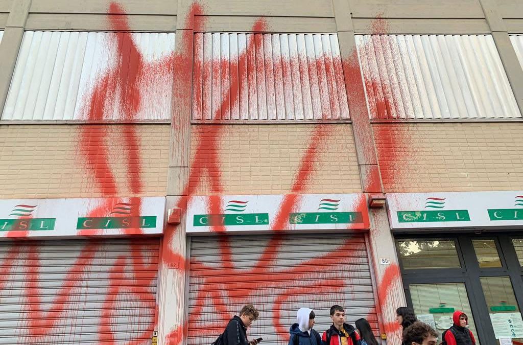 Sindacato. Sbarra: “Anche sede Cisl Modena imbrattata stanotte. Episodi gravi ed inquietanti che le istituzioni non devono sottovalutare”