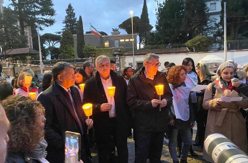 Iran. Sbarra: “Sostegno a tutte le donne che lottano per la libertà, i diritti e la democrazia”. Le immagini della fiaccolata simbolica di Cgil Cisl Uil davanti all’Ambasciata iraniana