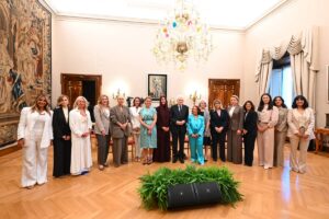Mela d'oro. Fumarola con le altre vincitrici del Premio Marisa Bellisario ricevute al Quirinale da Sergio Mattarella